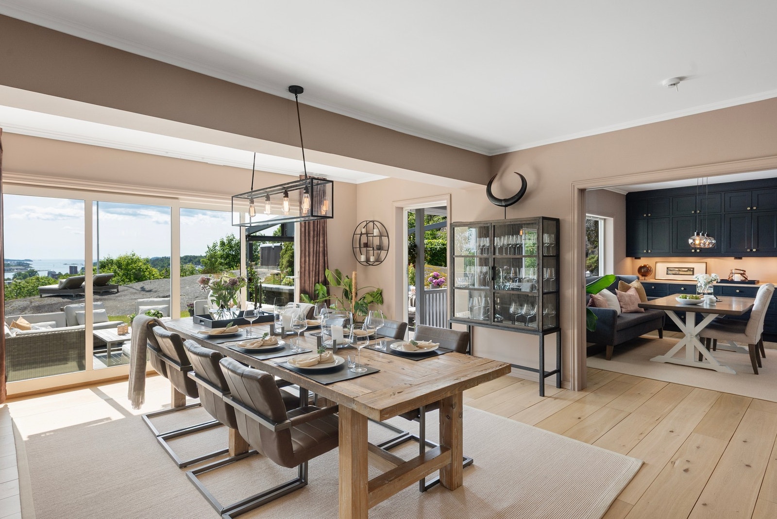 Skyvedørene mot terrassen lar deg enkelt åpne opp og forlenge oppholdsrommet ut i hagen - perfekt for lyse sommerdager Galleribilde