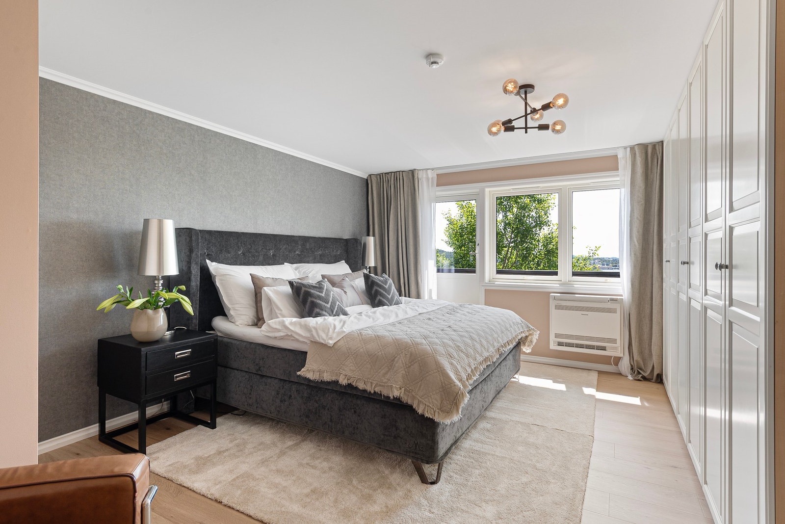 Hovedsoverommet har romslig garderobe på veggen mot tv-stuen, utgang til balkong og adkomst til privat bad Galleribilde