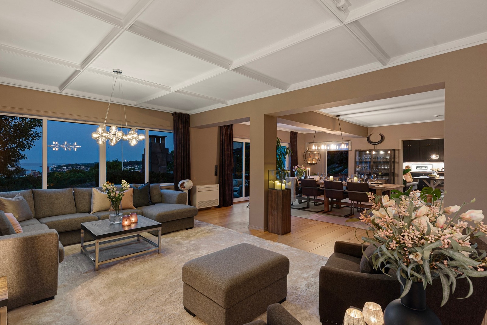 Med høy, herskaplig beliggenhet får du også en nydelig utsikt over byen fra alle oppholdsrom Galleribilde