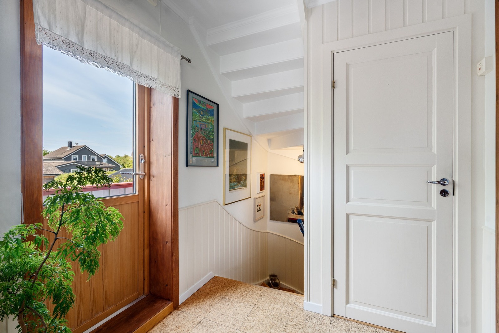 Gang med utgang til balkong Galleribilde