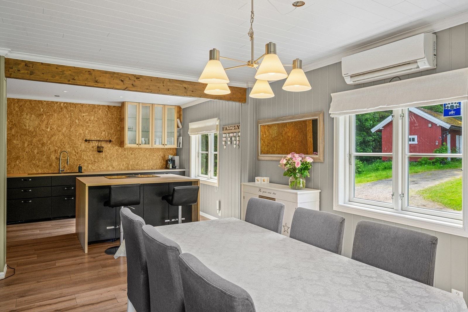 Kjøkkenet og spisestuen er åpent integrert med en smart kjøkkenøy som deler opp sonene. Galleribilde