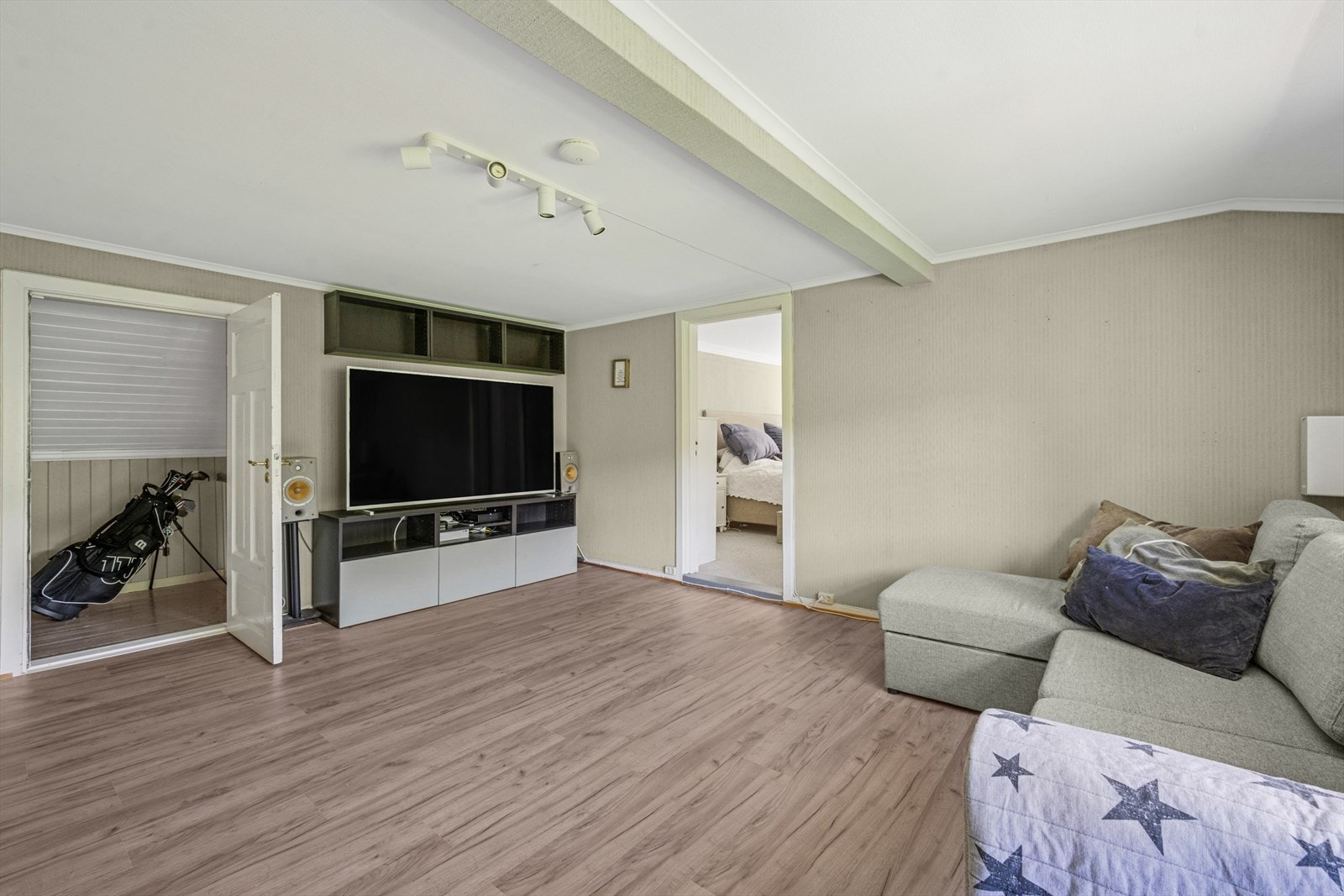 Super loftstue med god plass til romslig sofagruppe. Galleribilde