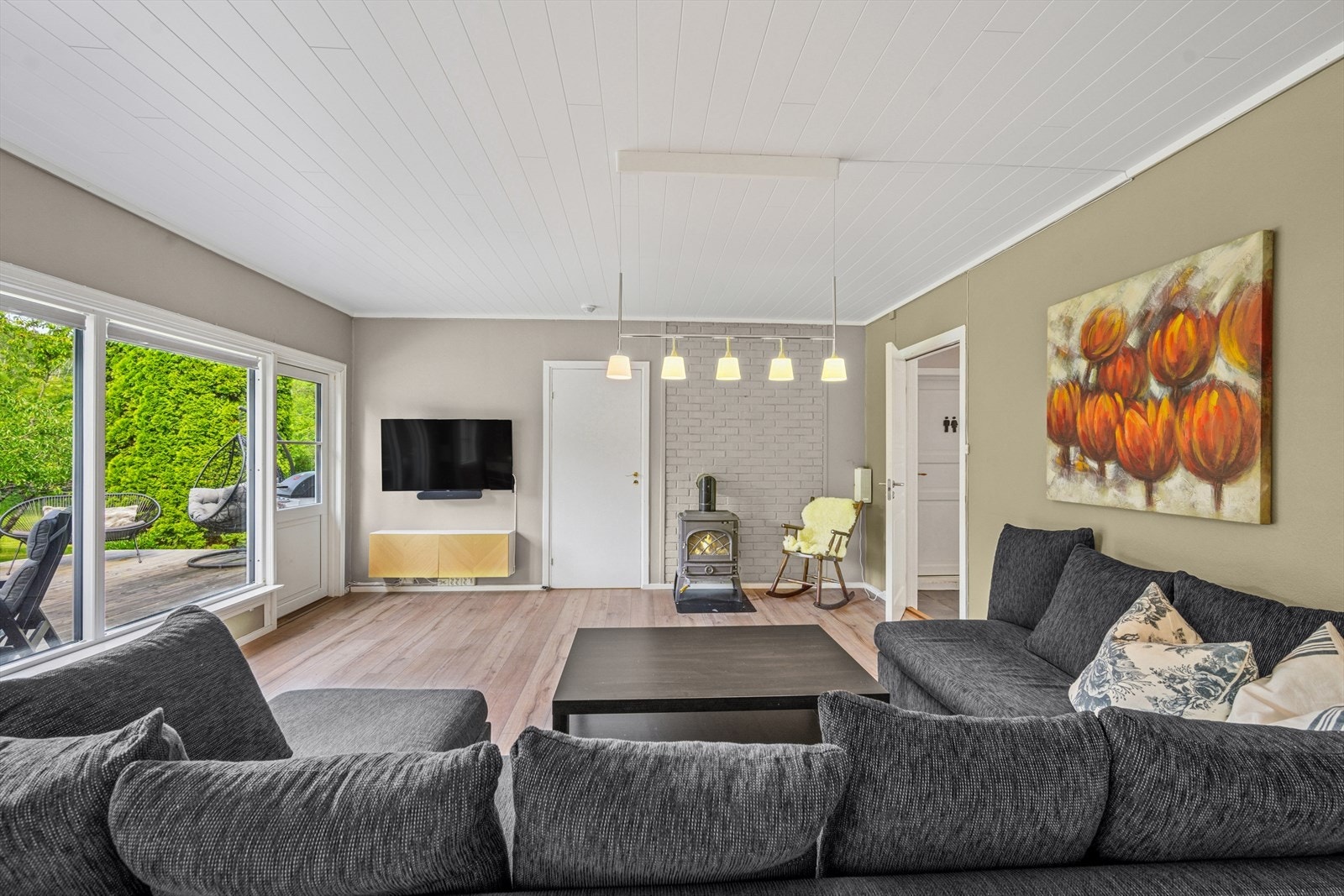 Det er montert et fint ildsted som sørger for lun varme og knitrende god stemning på kalde dager. Galleribilde