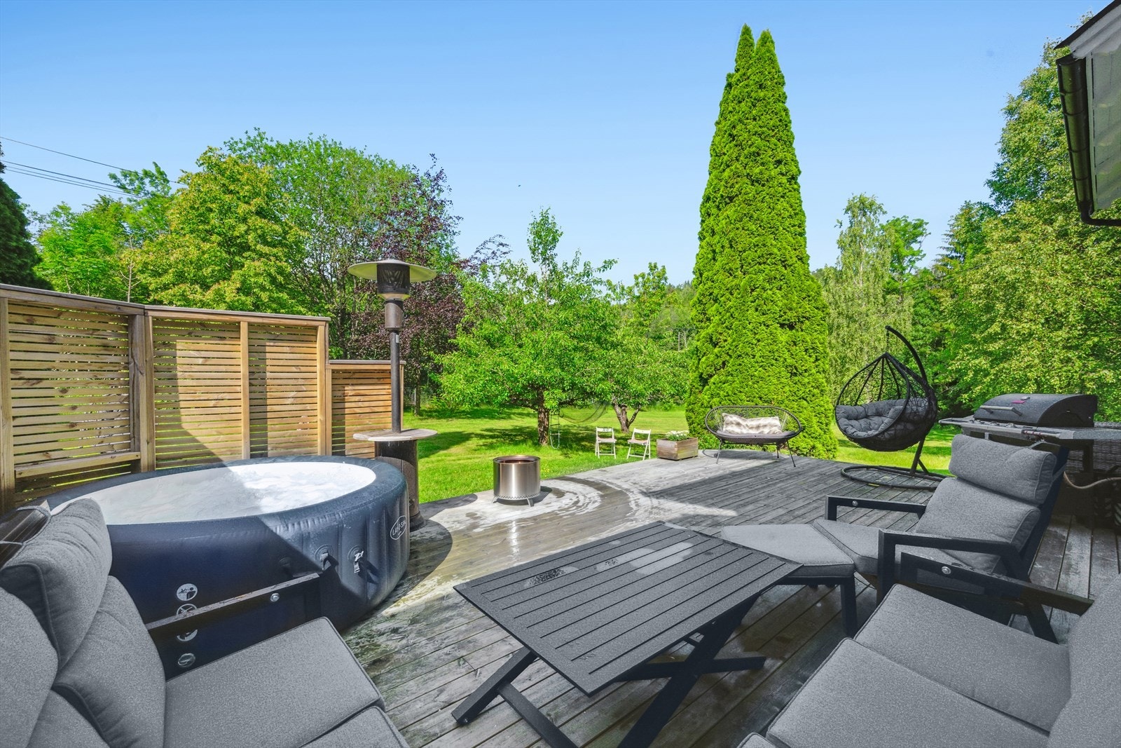 Fra terrassen er det fin utsikt mot hagen. Galleribilde