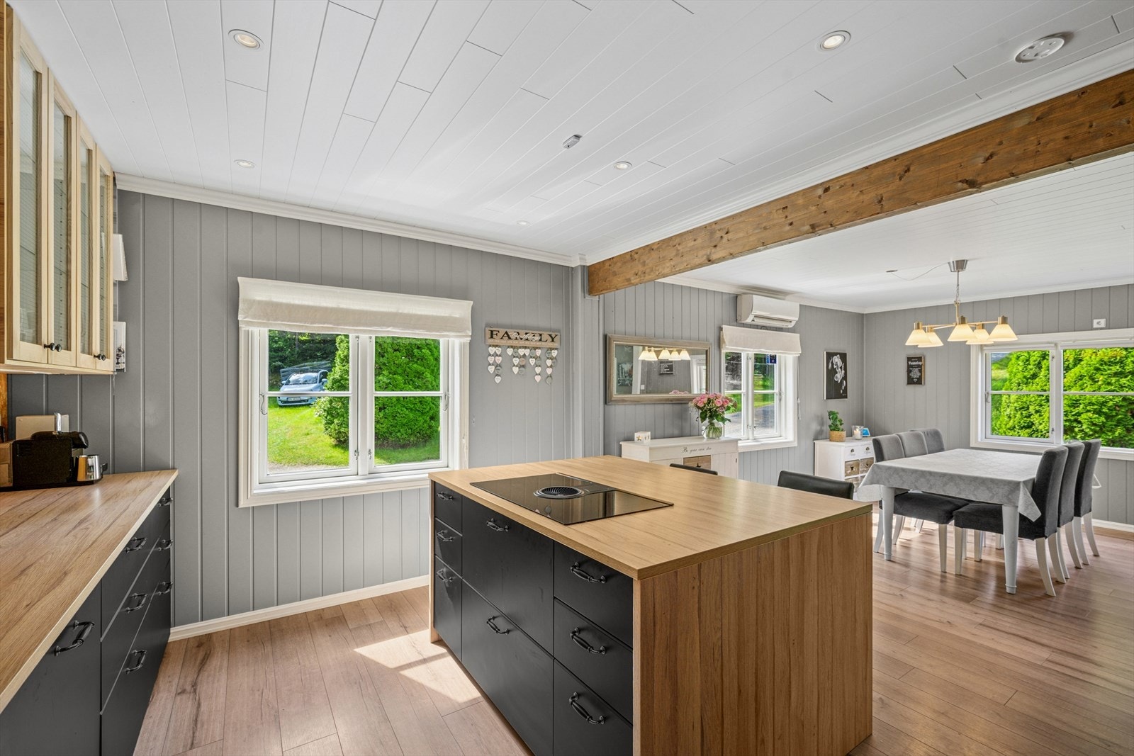 Nisje i innredning med plass for side by side kjøl/fryseskap. Automatisk vannstopper og komfyrvakt er montert. Galleribilde