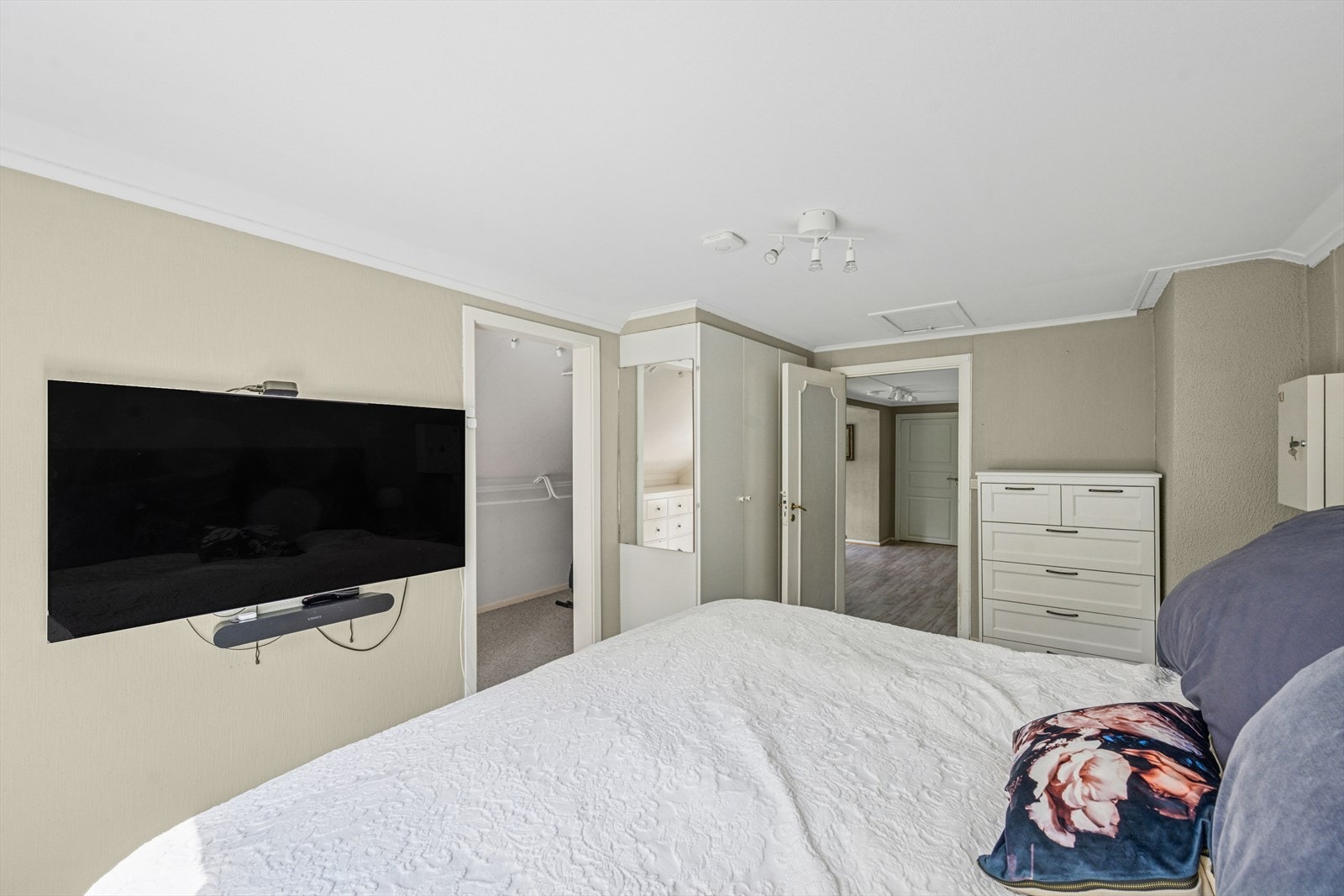 Soverommet har også god garderobeplass. Galleribilde