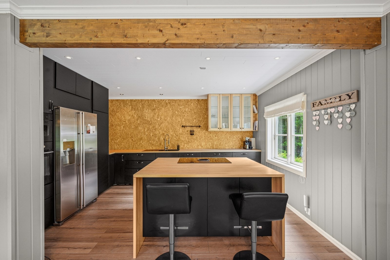 Laminat benkeplate med planlimt kum i lakkert stål. Kjøkkenøy i tilsvarende utførelse. Induksjonstopp med integrert kullfilterventilator, stekeovn, mikrobølgeovn og oppvaskmaskin er integrert i innredningen. Galleribilde