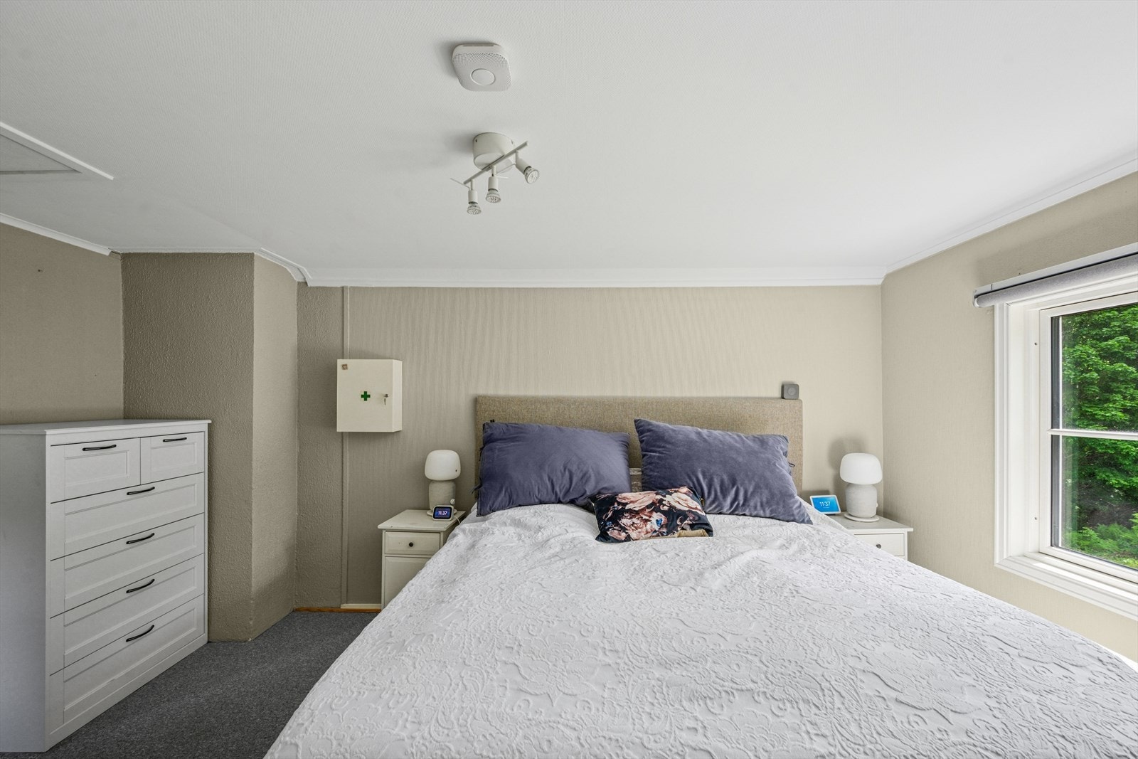 Hovedsoverommet har god plass til dobbeltseng og tilhørende møblement. Galleribilde