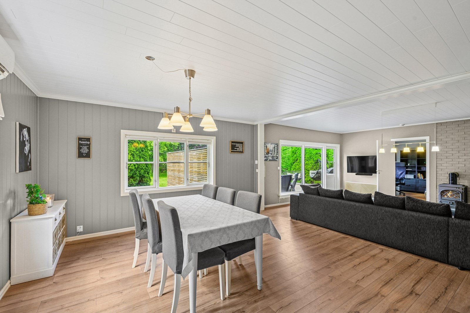 Det er god plass til spisebord og tilhørende møblement. Galleribilde