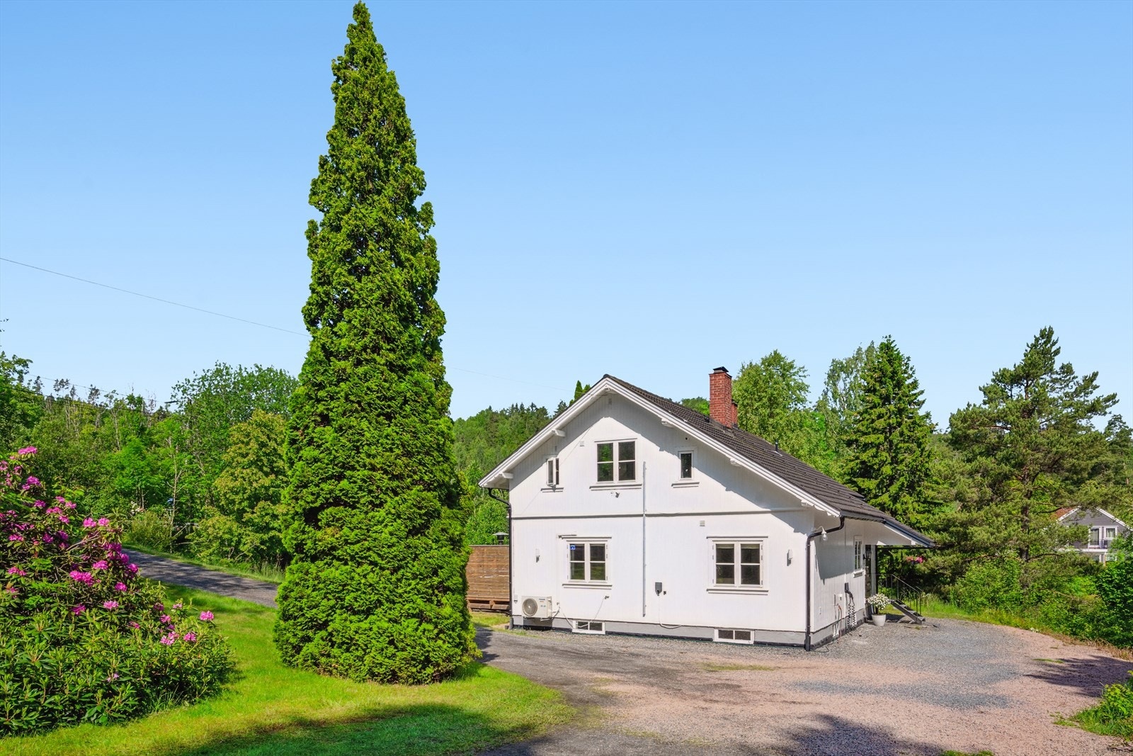 Boligen ligger stille og usjenert til, med stor tomt og god avstand til naboer. Galleribilde