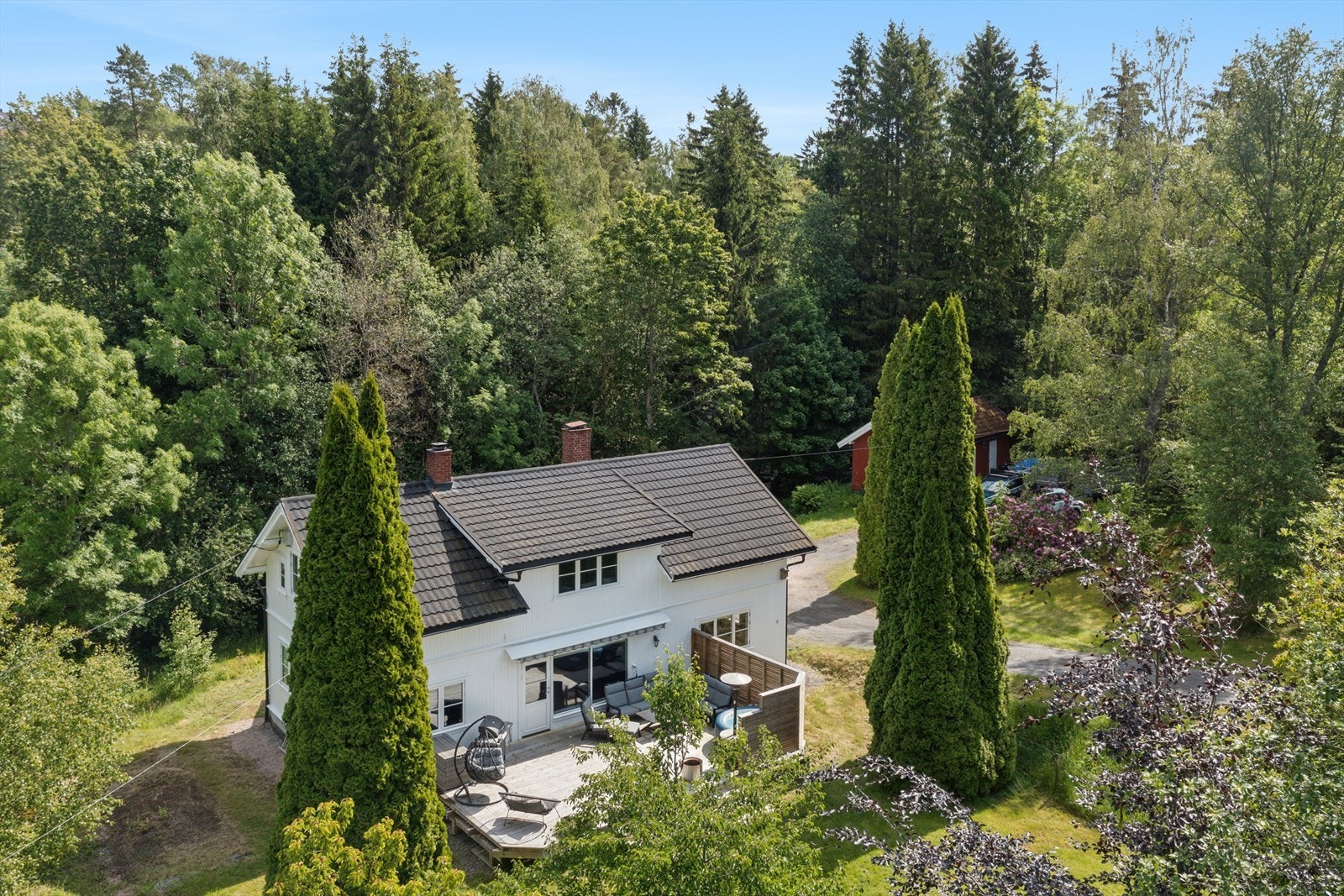 Uteområdet er en perle i seg selv. Den store, skjermede tomten gir god avstand til naboer og en følelse av privatliv. Galleribilde