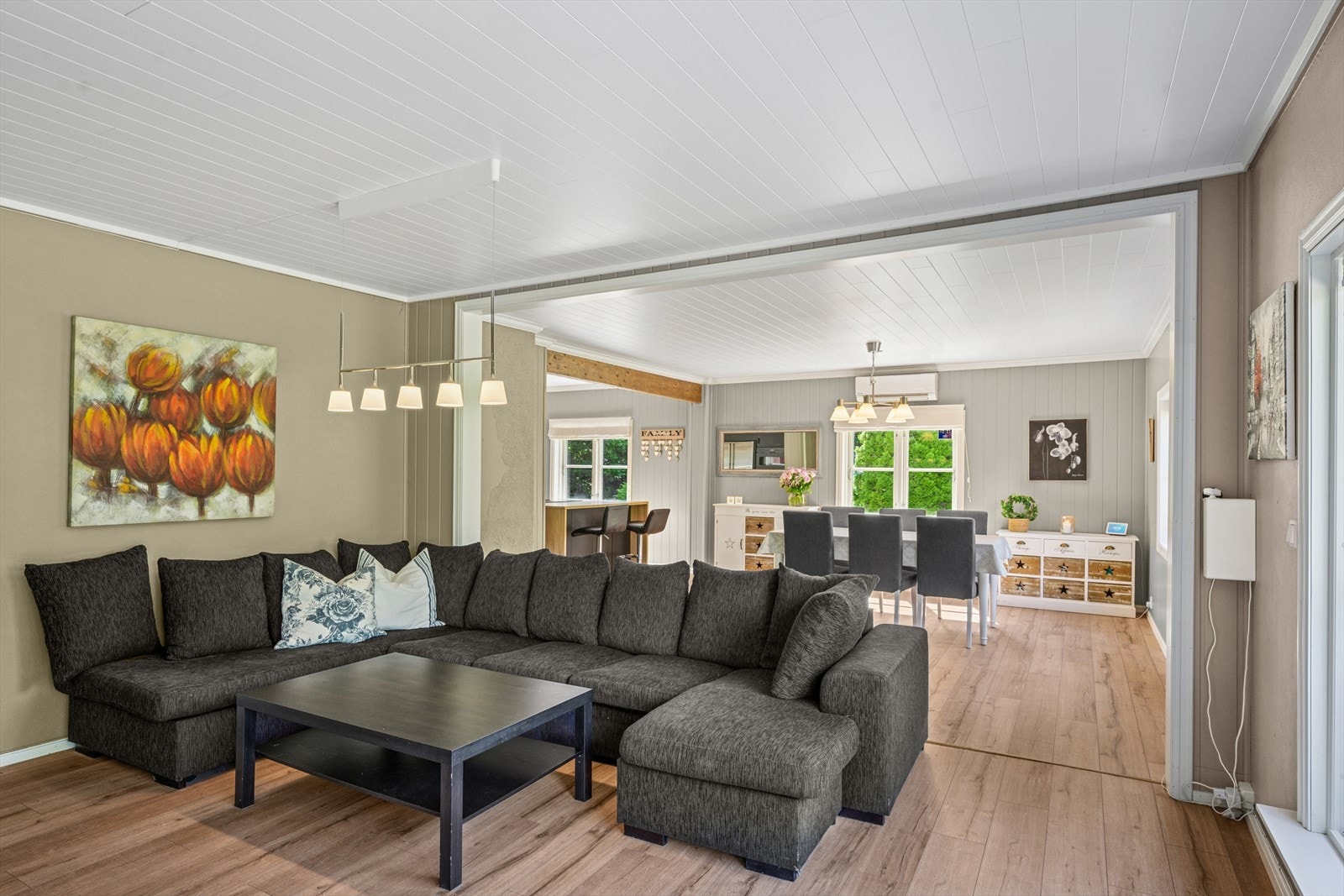 Sjarmerende stue med panel i himling samt noe panel på vegger. Galleribilde