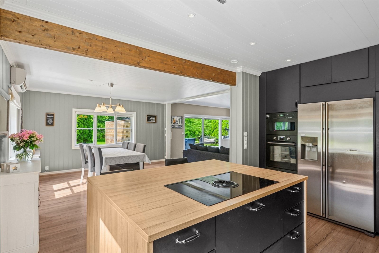 Kjøkkenet har kjøkkeninnredning med glatte fronter. Enkelte glassfronter og belysning i overskap. Galleribilde