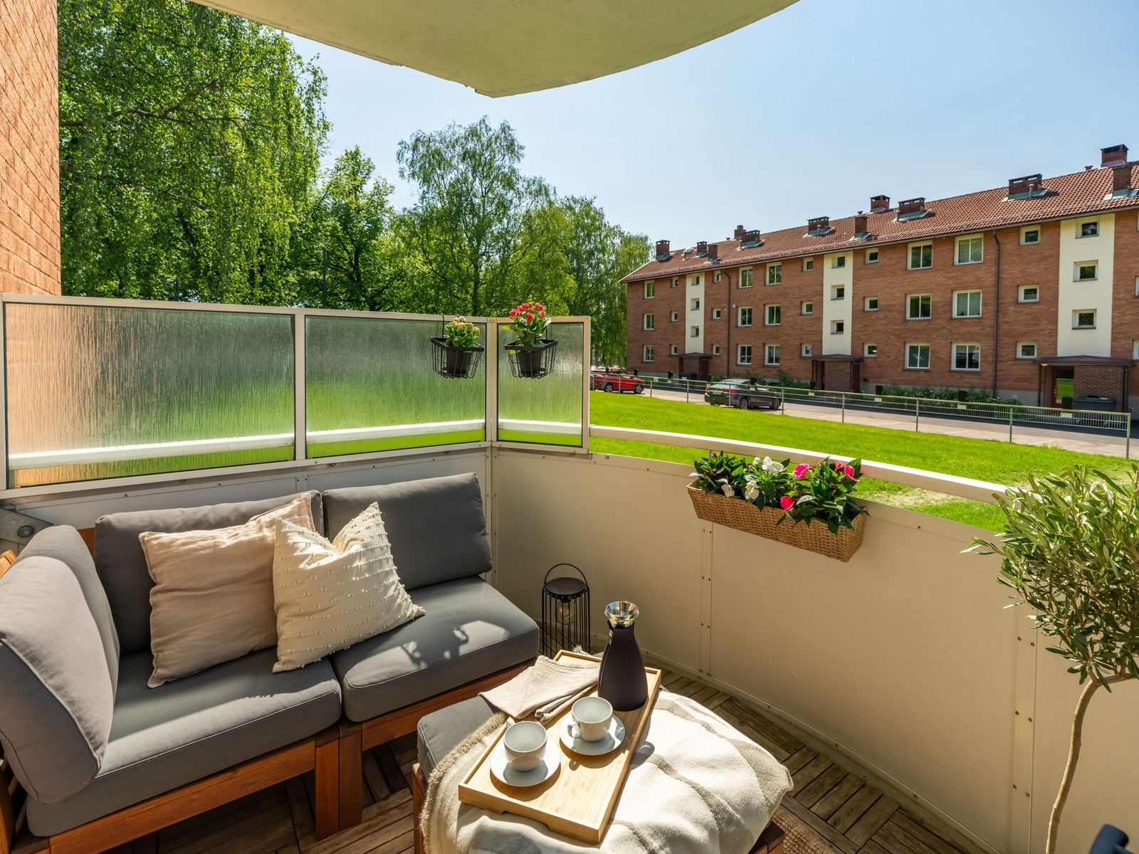 Vi må bare fortsette ute i sola på balkongen. Med sin vestvendte retning er det svært gode solforhold fra rundt kl. 11:00 til den går ned sent på kvelden midt på sommeren. Galleribilde