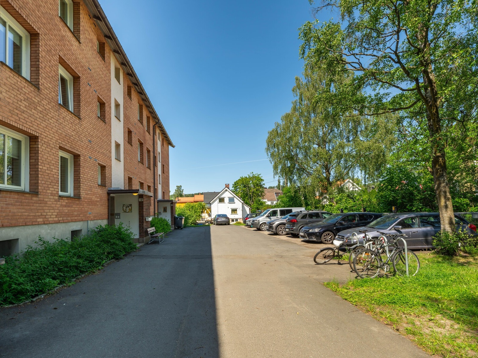 Borettslaget har flere muligheter for leie av parkering- eller garasjeplass etter ventelister. For mer informasjon, ta kontakt med megler eller se salsoppgaven. Galleribilde