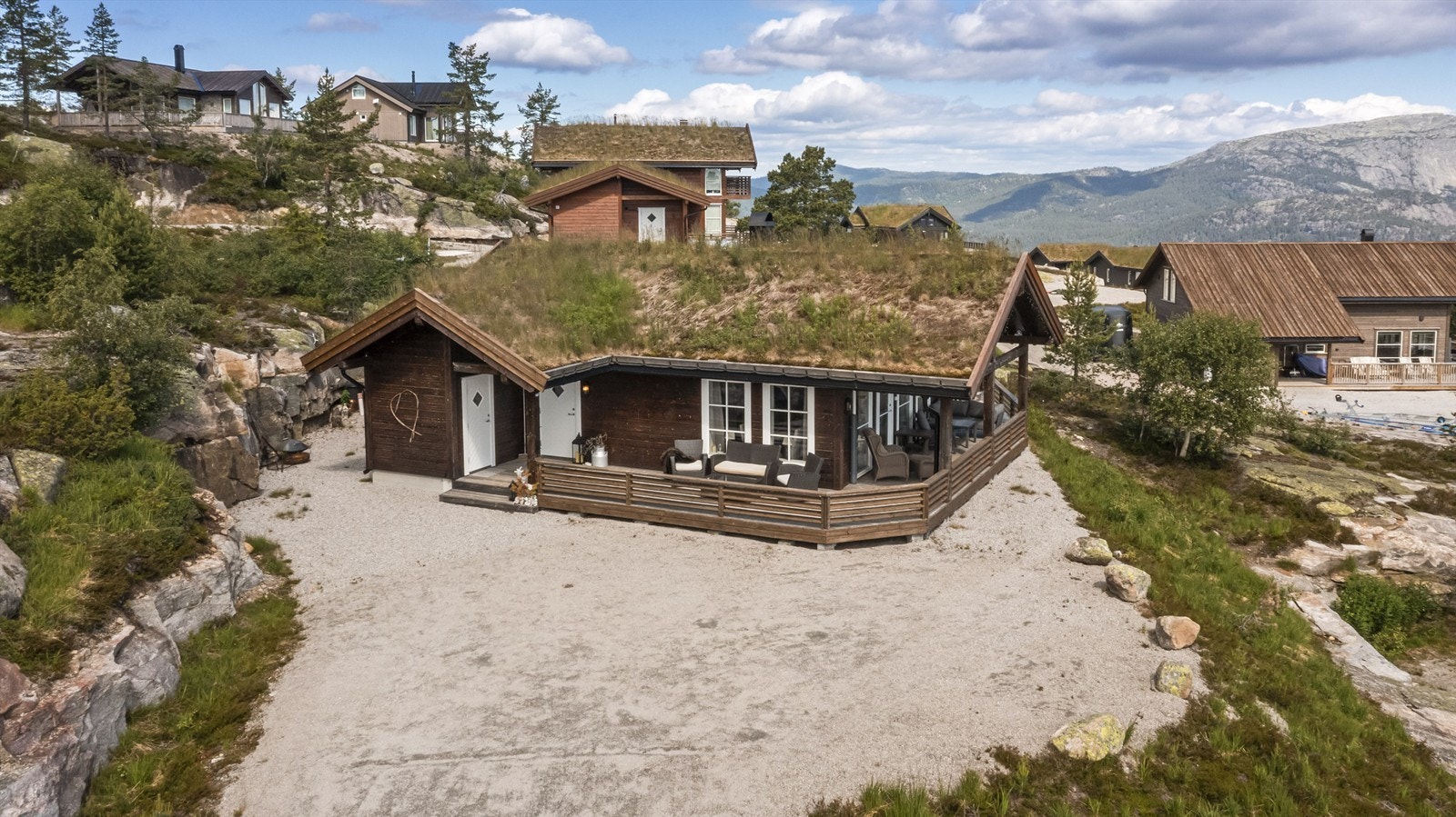 Stor gruset gårdsplass med god parkering Galleribilde