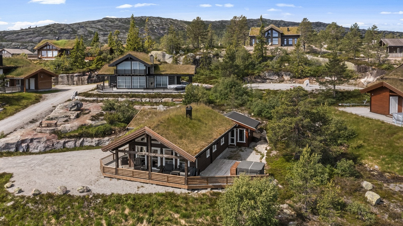 Hytten ligger flott til på toppen av Vrådal med fantastisk utsikt. Galleribilde