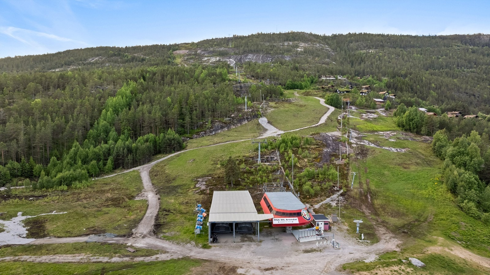 Skisenteret har 18 nedfarter og 8 heiser. Og er et skisenter med løyper for hele familien med ulike vanskelighetsgrader. Galleribilde