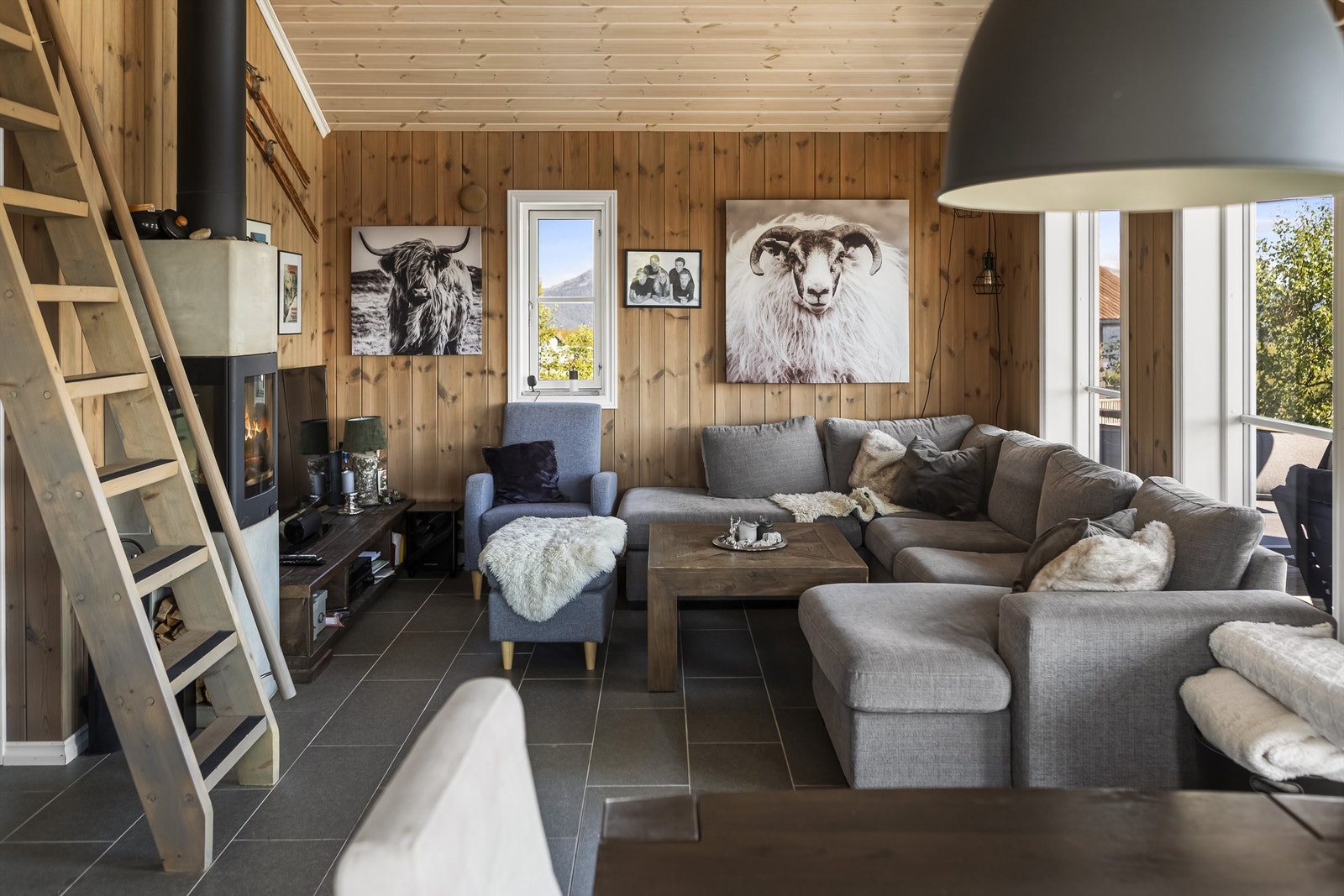 Koselig sofaplass med peisovnen Galleribilde