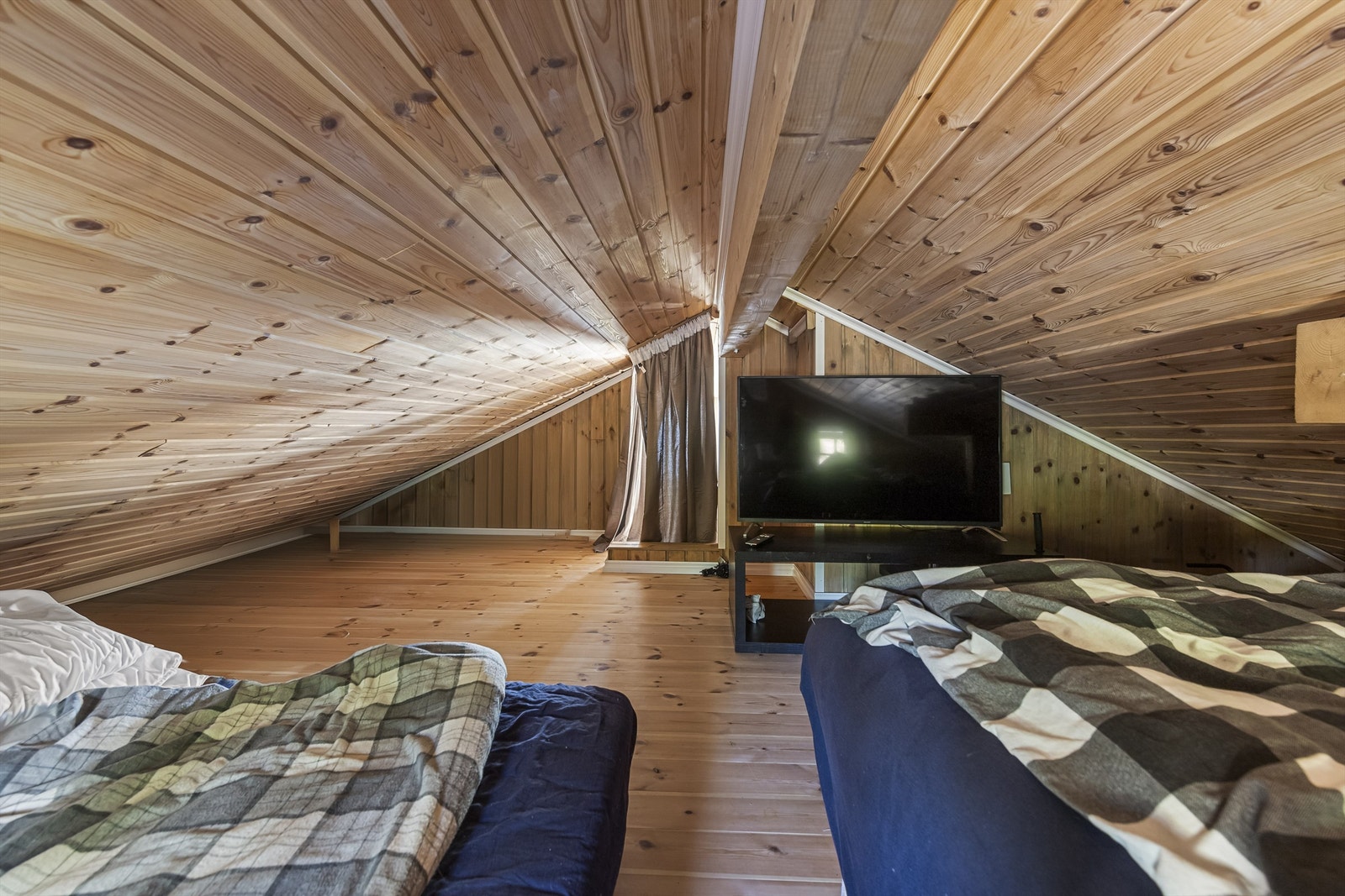 Loftstuen er praktisk med fast trapp fra stuen Galleribilde