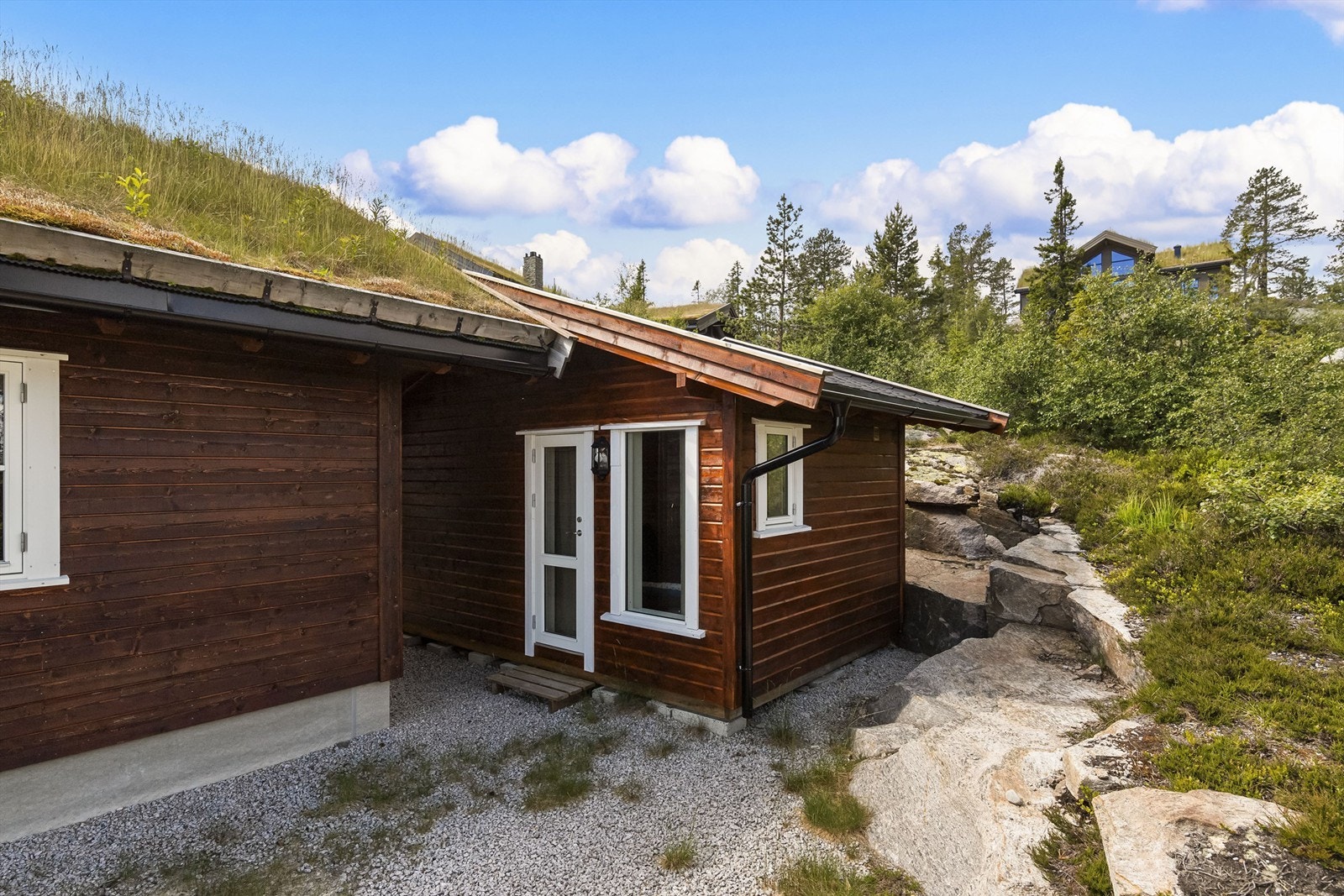 Frittliggende anneks - innredet med gjesterom og smørebu/bod Galleribilde