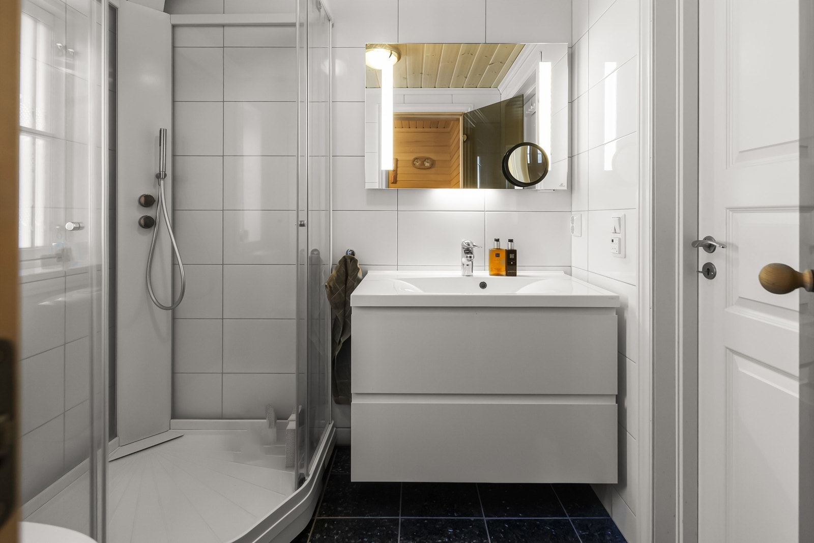 Badet er moderne og tidløst innredet med varmekabler i gulv Galleribilde