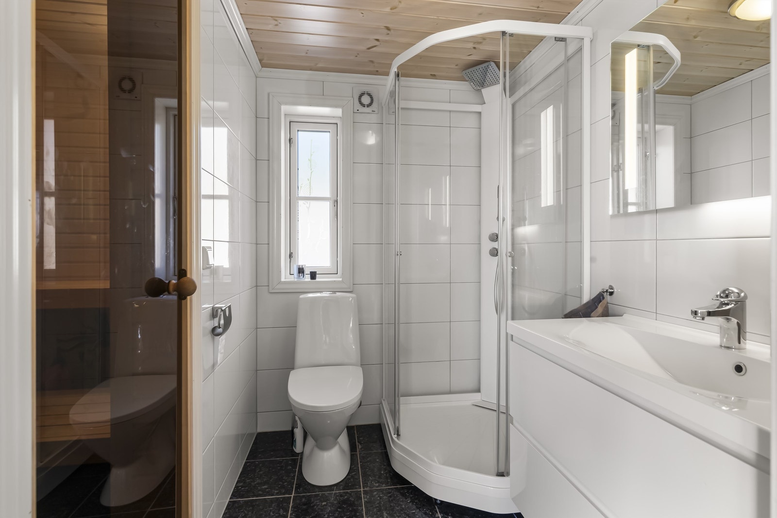 Badet er innredet med servant i innredning fra FossBad, toalett og dusjkabinett Galleribilde