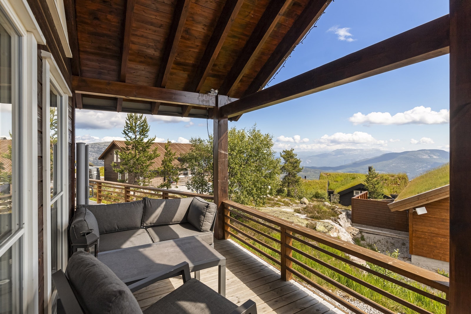 Fra stuen har man utgang til en flott terrasse som er delvis overbygget. Galleribilde