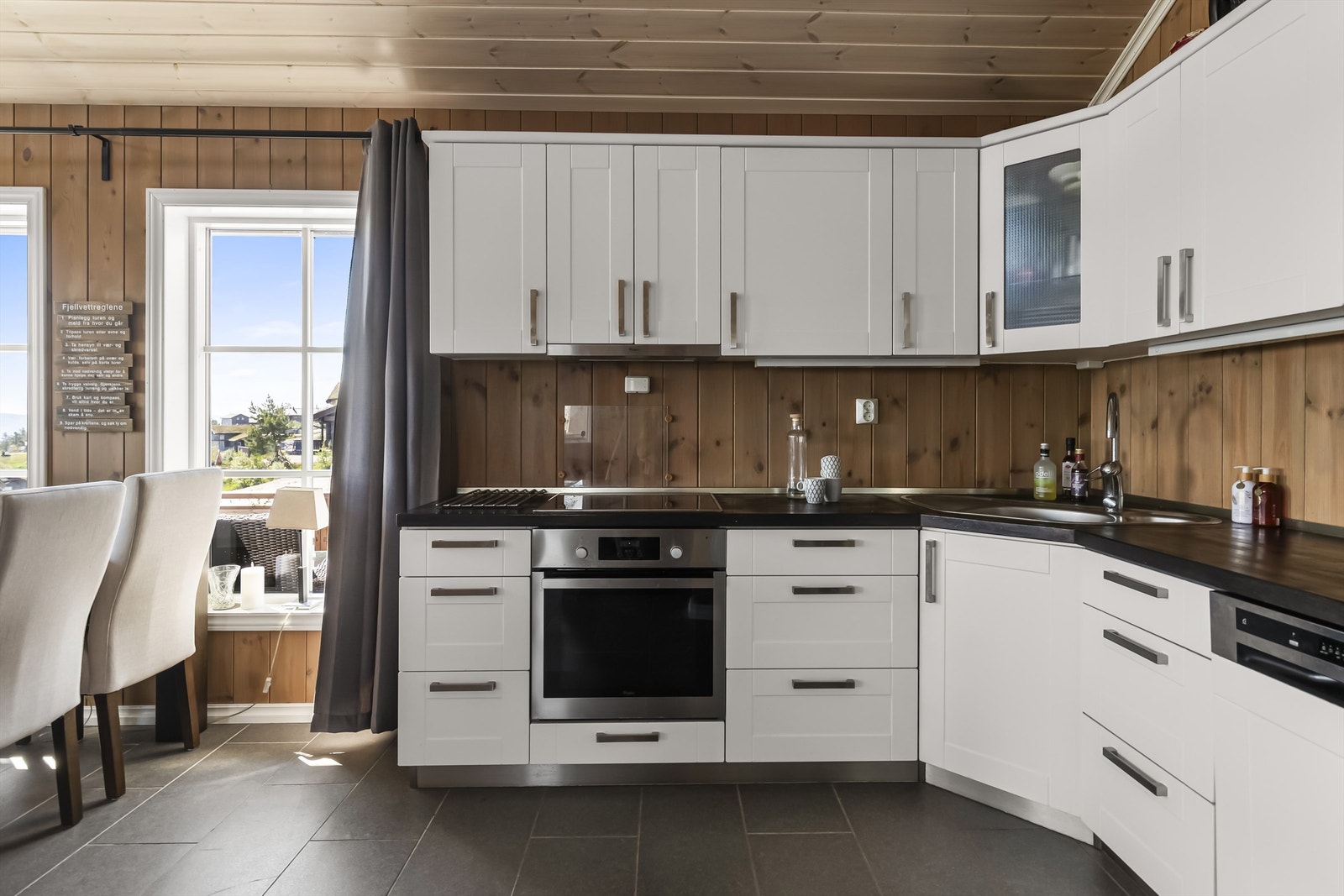 Kjøkken med profilerte fronter og integrerte hvitevarer Galleribilde