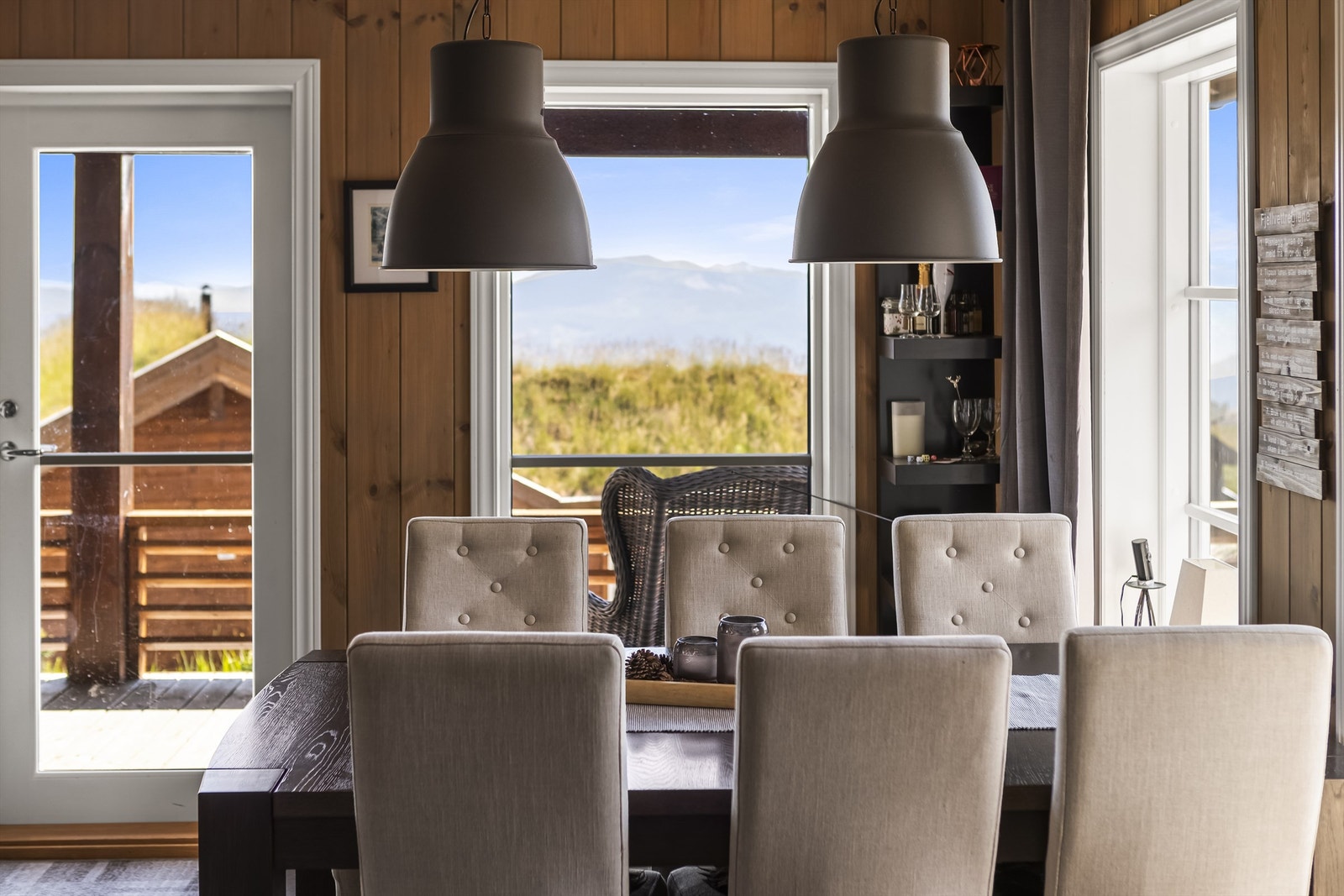 Man har fin utsikt til fjellkjedene Galleribilde