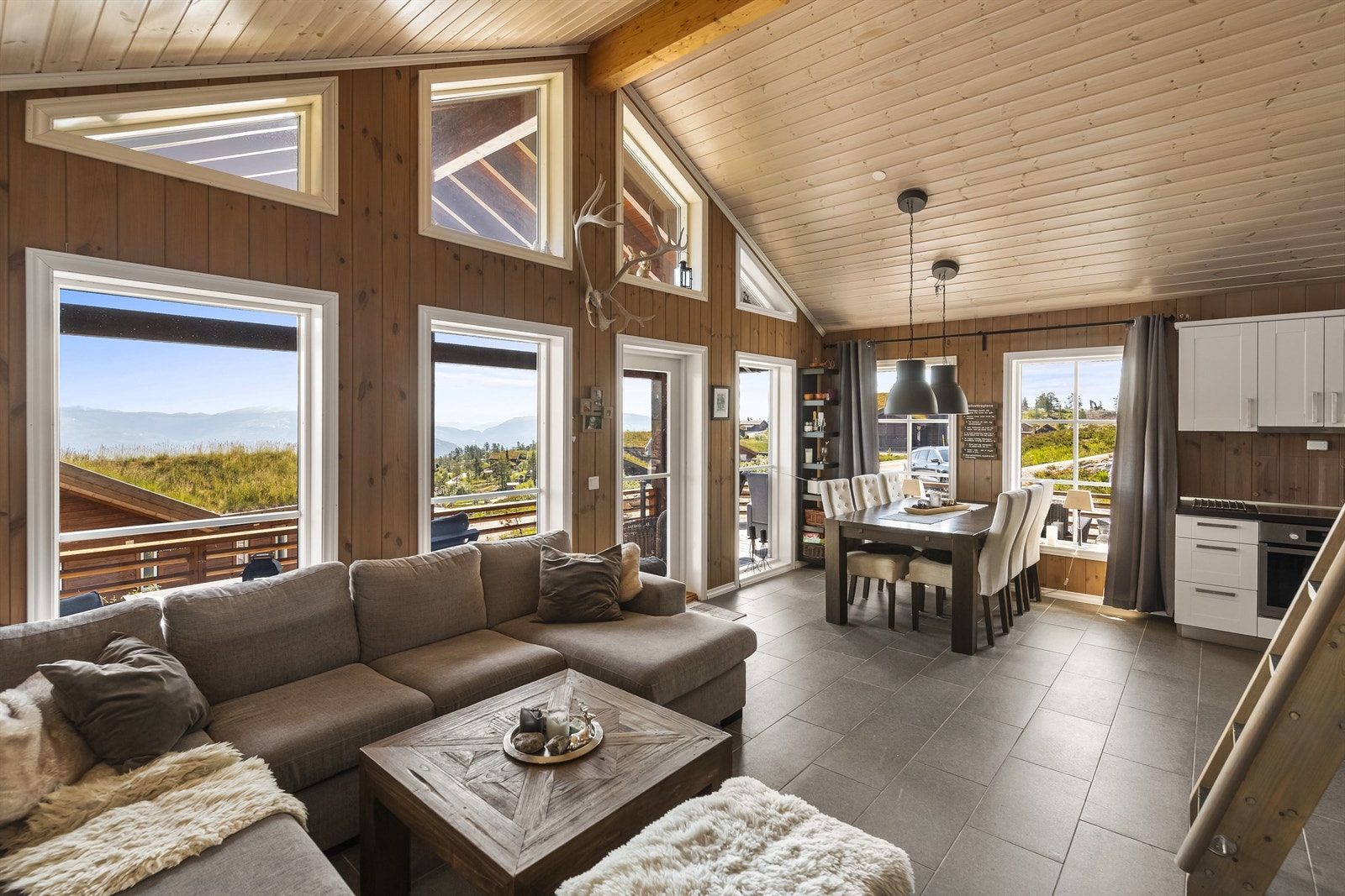 Stue og kjøkken i åpen løsning med gode møbleringsmuligheter Galleribilde