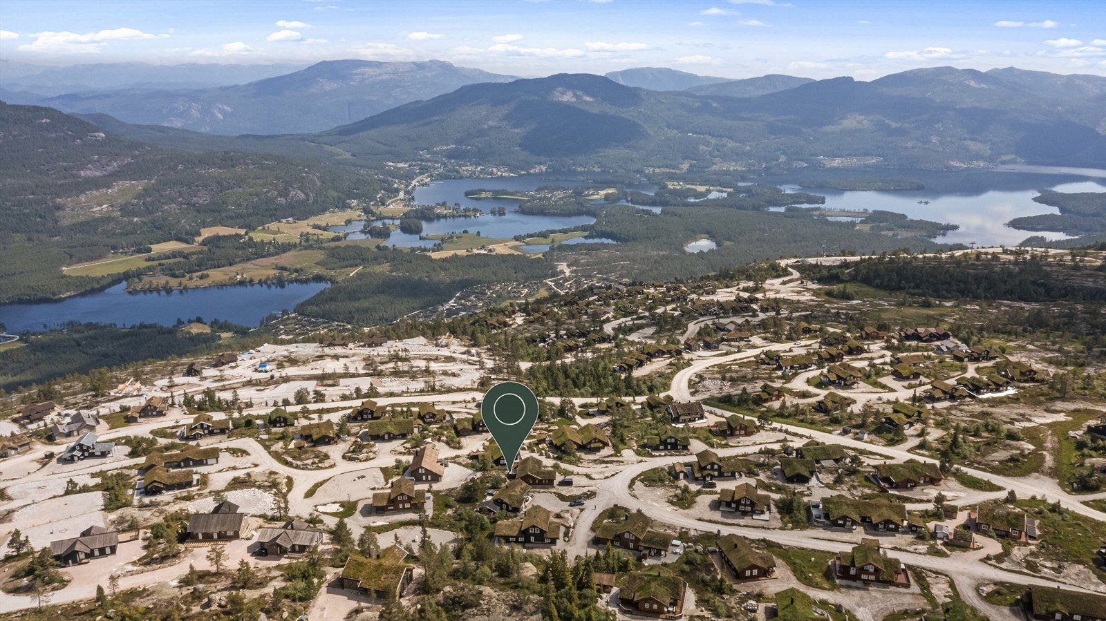Hytta ligger på høyde med der øverste heis stopperpå toppen. Like på baksiden av hytten har man tilgang til langrennsløyper og fotturer i fjellet. Gode sol- og lysforhold til eiendommen. Galleribilde