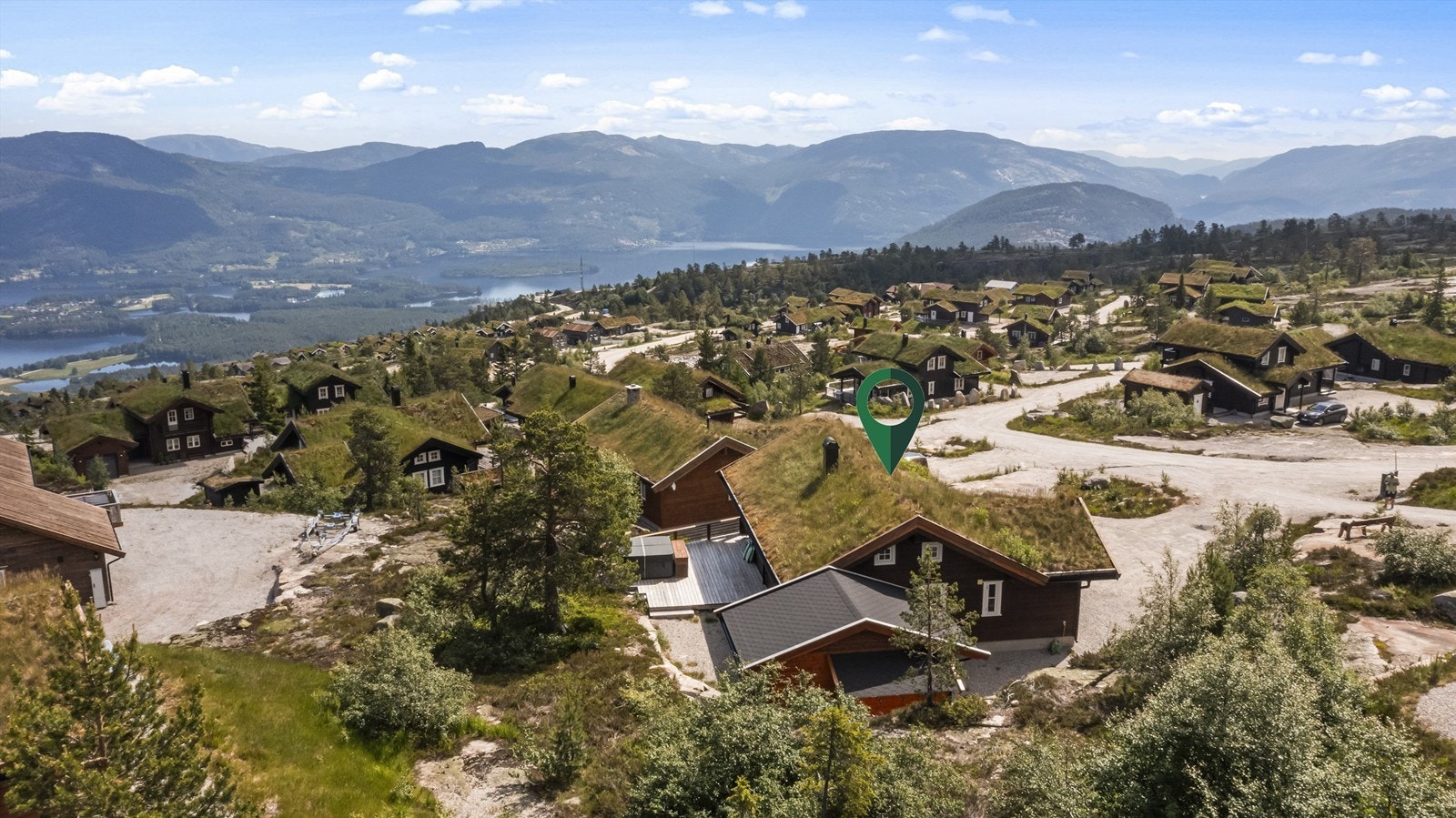 Hytten har en flott intern beliggenhet med god utsikt Galleribilde