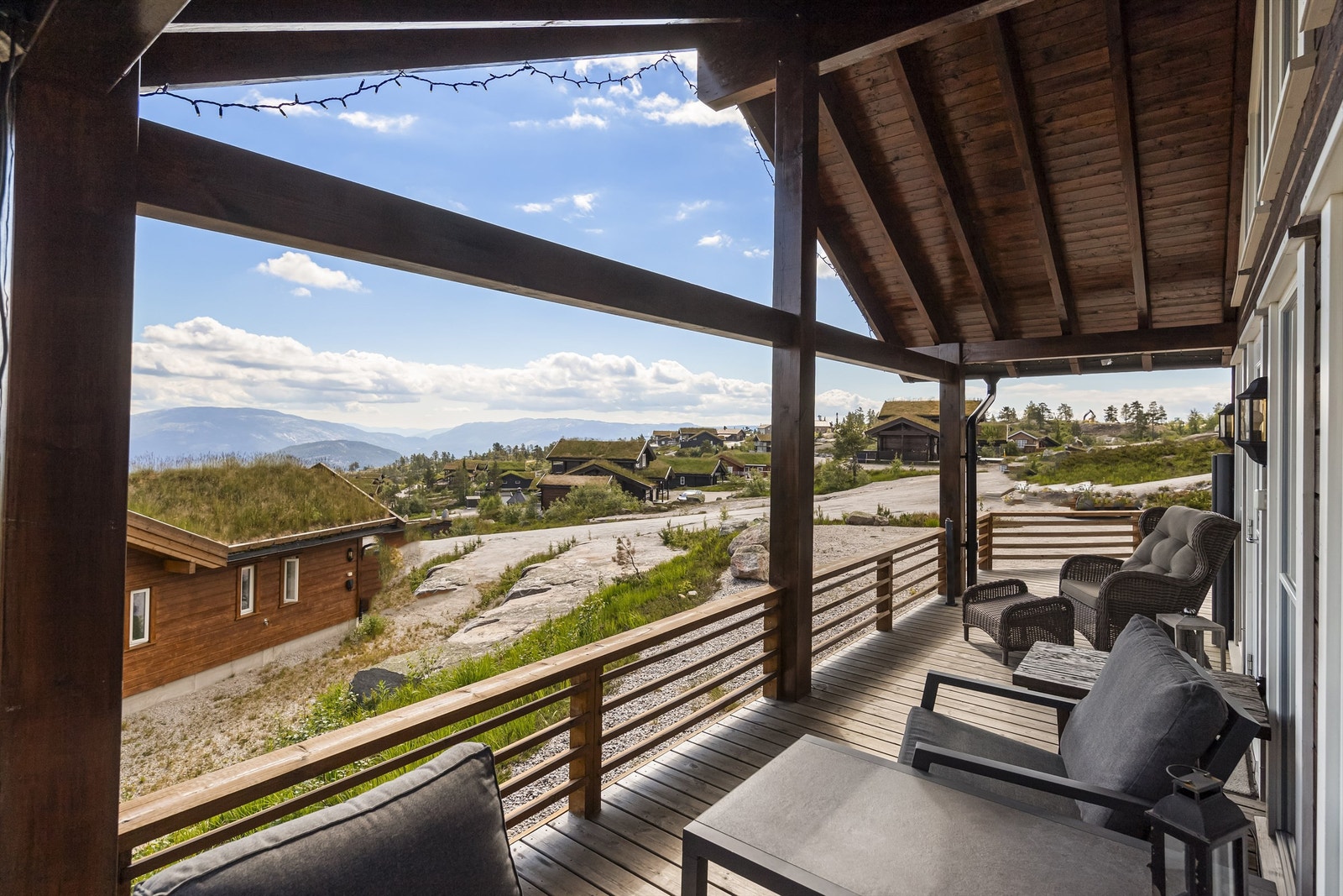 På hver side av overbygget så er det uttrekkbare "vegger" så man sitter i le store deler av året. Galleribilde