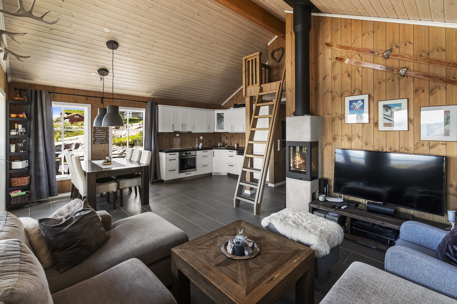 Det er varmekabler i gulvene i første etasje. Samt vedovn som er et "must" på hytten! Galleribilde