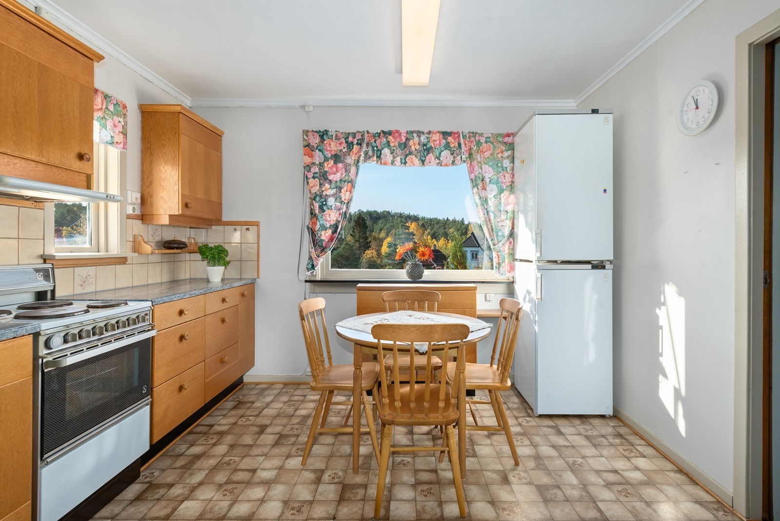 Komfyr og kjøleskap m/ frys på kjøkkenet Galleribilde