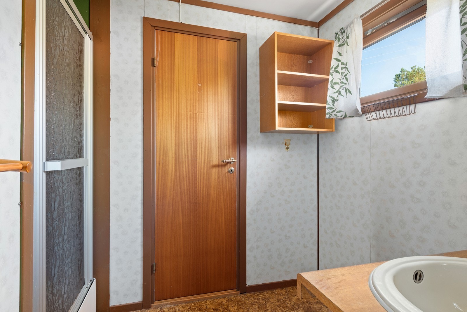 På badet er det dusjkabinett og inngang direkte til hovedsoverom Galleribilde