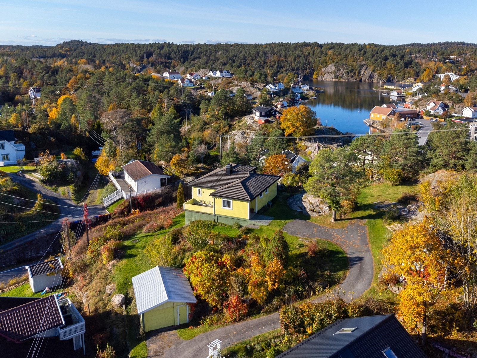 Dronefoto. Det er kort vei til sjøen og Kilsund fra eiendommen. Garasje like nedenfor boligen Galleribilde