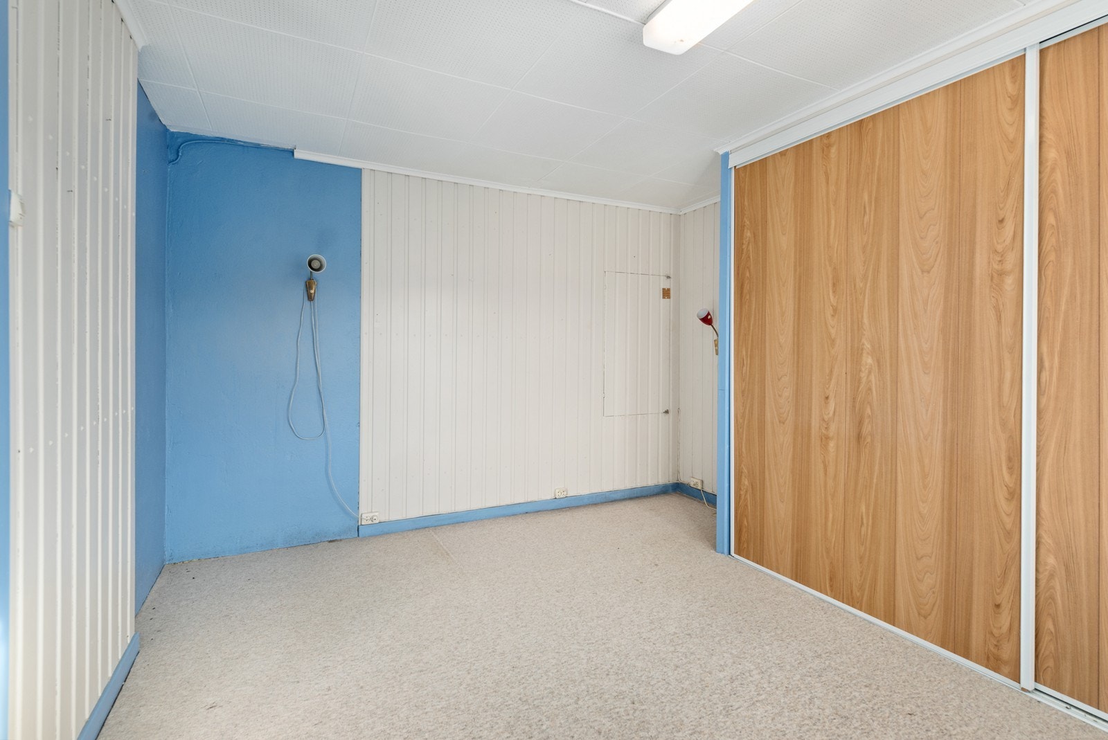 Soverom 2 i underetasje med skyvedørsgarderobe Galleribilde