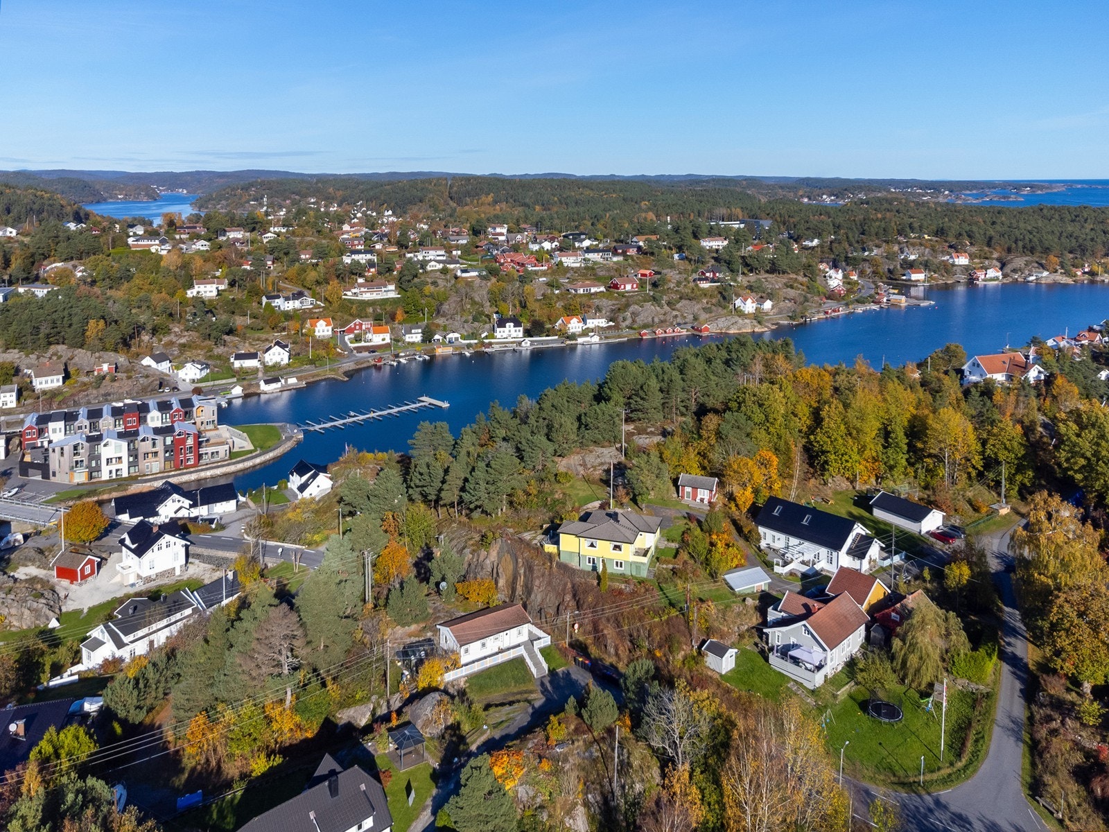 Dronefoto over eiendommen og Kilsund Galleribilde