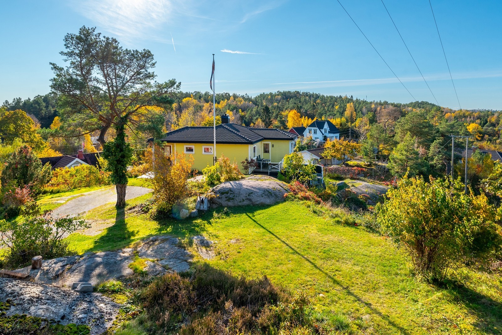 Pent opparbeidet og beplantet tomt med meget gode solforhold Galleribilde