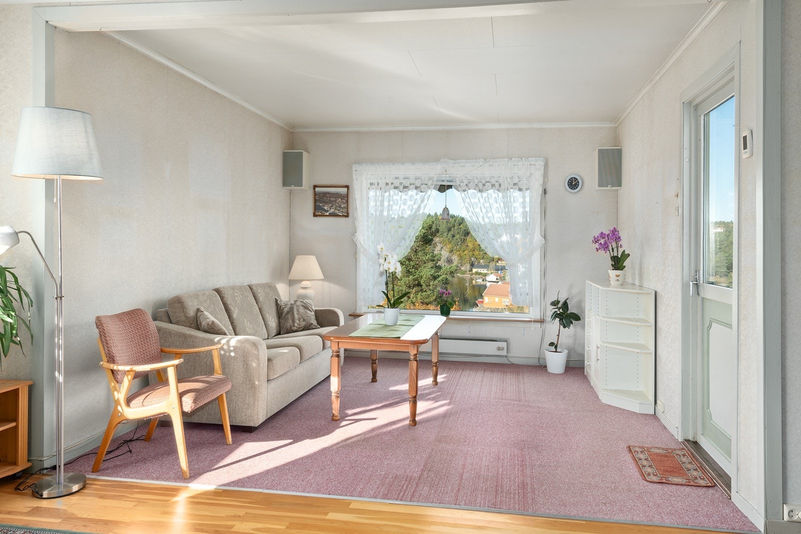 Fra stuen er det fin utsikt til sjøen Galleribilde