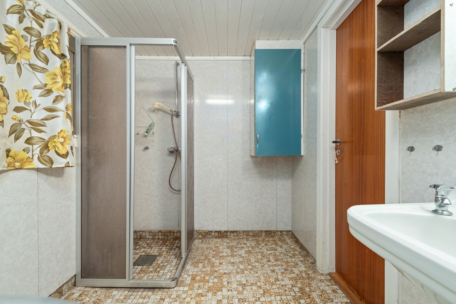 Bad/vaskerom i u.etg. med dusjhjørne og servant Galleribilde