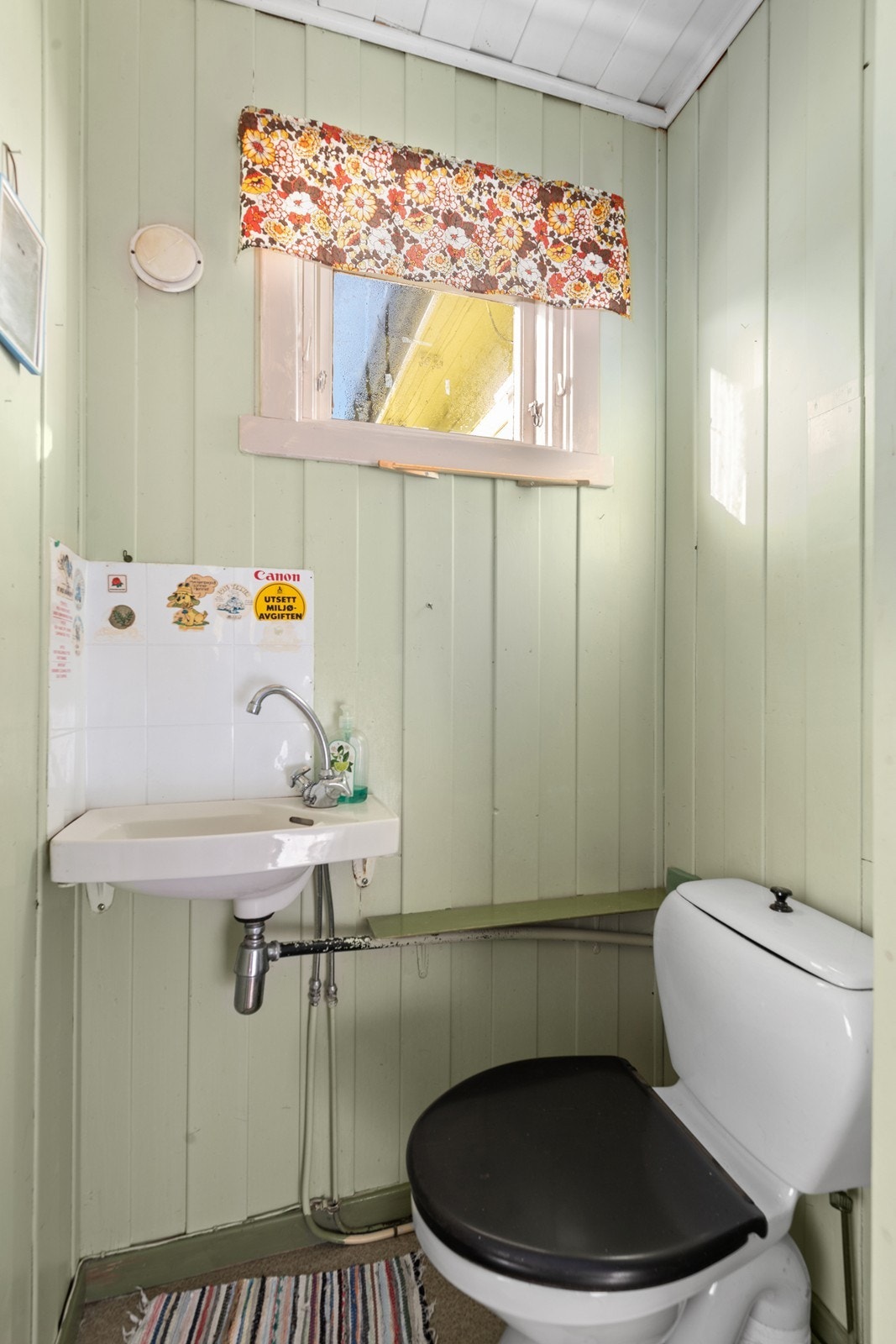 Toalettrom i 1. etg. med servant Galleribilde