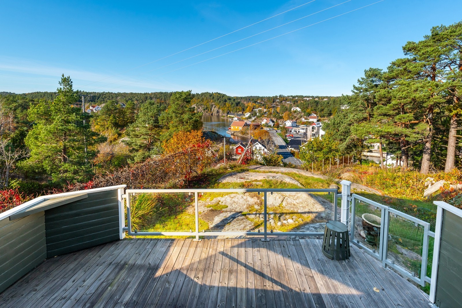 Nedre terrasse og utsikten til Kilsund og Fantoddsundet Galleribilde