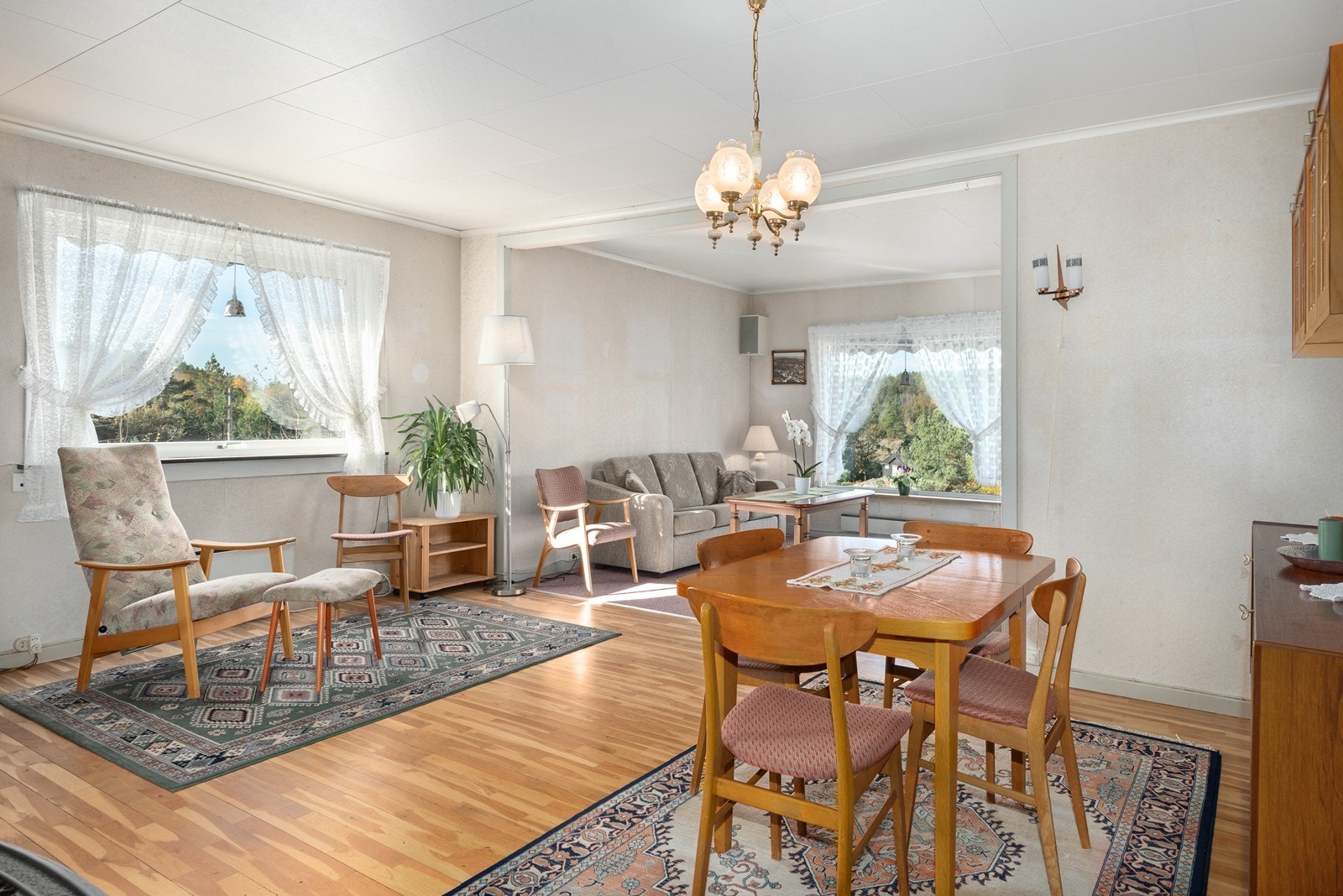 I eldre del av stuen er det parkettgulv. Gulvteppe i påbygd del Galleribilde