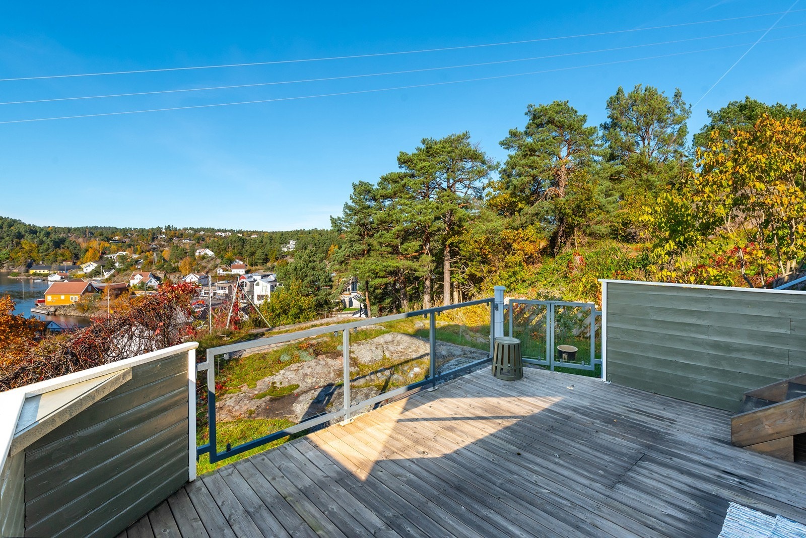 Solrik terasse utenfor stue med nydelig utsikt til sjøen og Kilsund Galleribilde