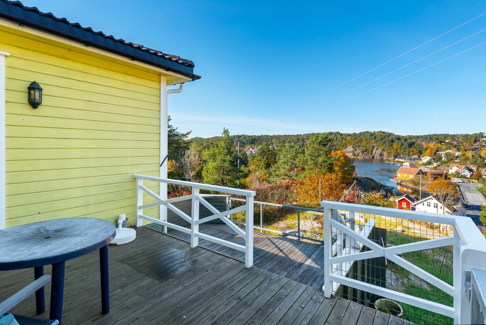 Fra øvre terrasse utenfor stuen. Her er det lunt og godt å sitte i sene kveldstimer og nyte utsikten Galleribilde