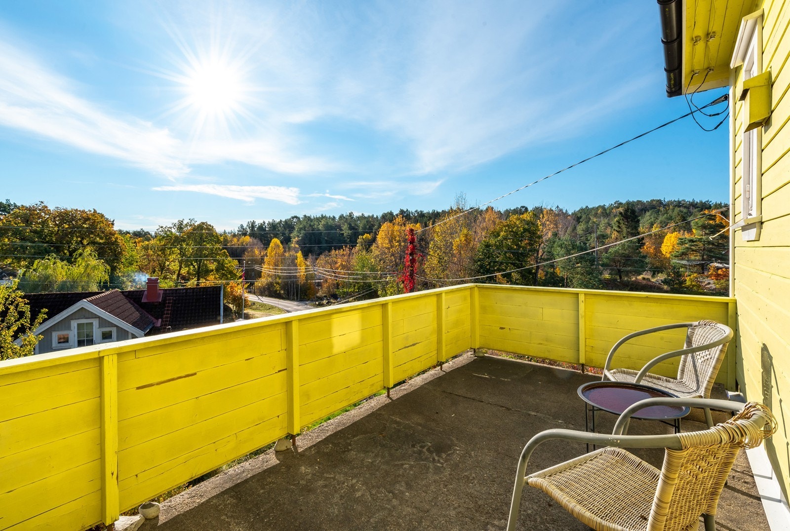 Terrasse med morgensol utenfor inngangsparti Galleribilde