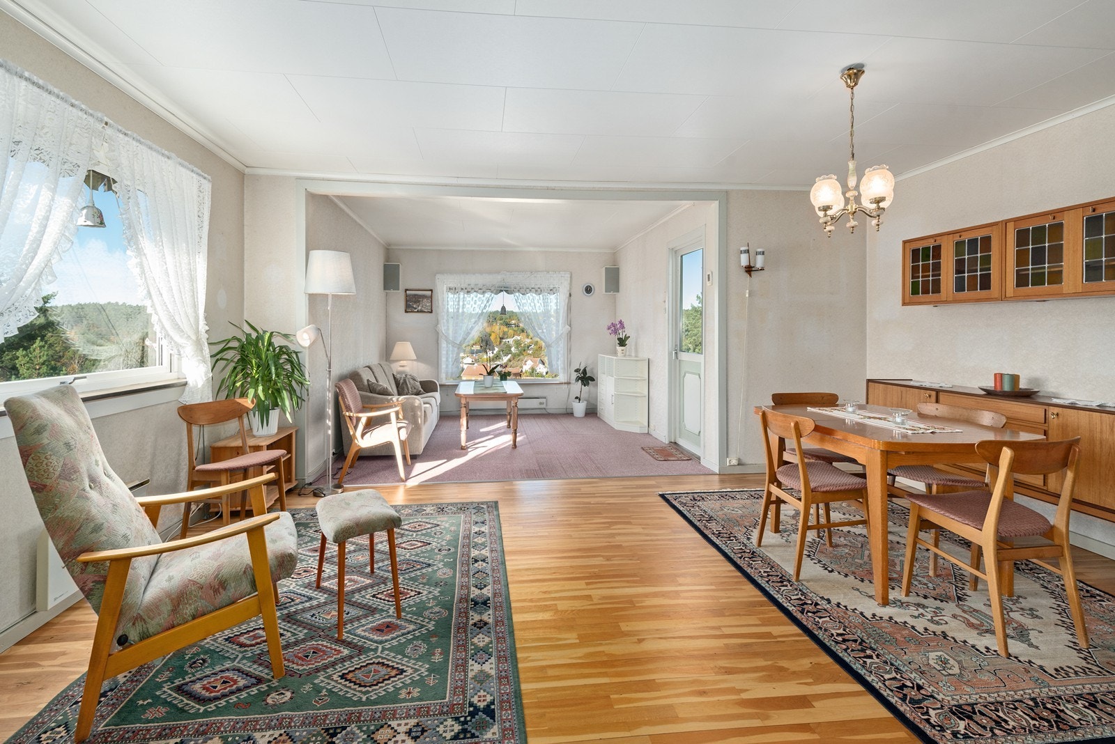 Romslig stue med påbygg. Utgang til solrik utsiktsterrasse fra stuen. Galleribilde